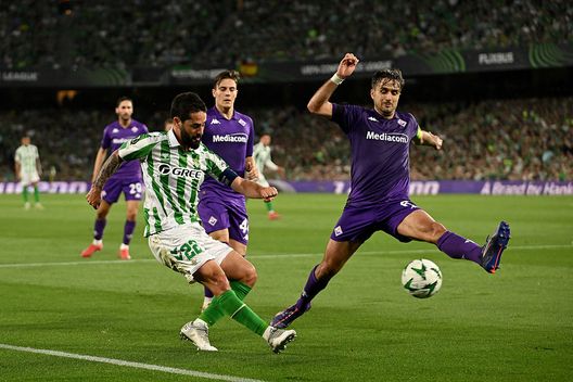 Isco e Luca Ranieri nel corso del match di andata (Foto di Denis Doyle/Getty Images) Fiorentina-Betis, riuscirà la rimonta viola? Il pronostico di DDD- immagine 2