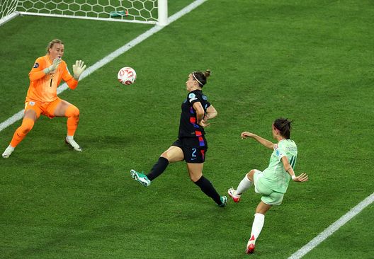 GINEVRA, SVIZZERA - 22 LUGLIO: Barbara Bonansea dell'Italia segna il primo gol della sua squadra sotto la pressione di Lucy Bronze dell'Inghilterra ai danni di Hannah Hampton dell'Inghilterra durante la semifinale di UEFA Women's EURO 2025 tra Inghilterra e Italia allo Stade de Geneve il 22 luglio 2025 a Ginevra, Svizzera. (Foto di Alexander Hassenstein/Getty Images) Europeo Femminile amaro, ma Soncin applaude le ragazze: “Sono cresciute”- immagine 2