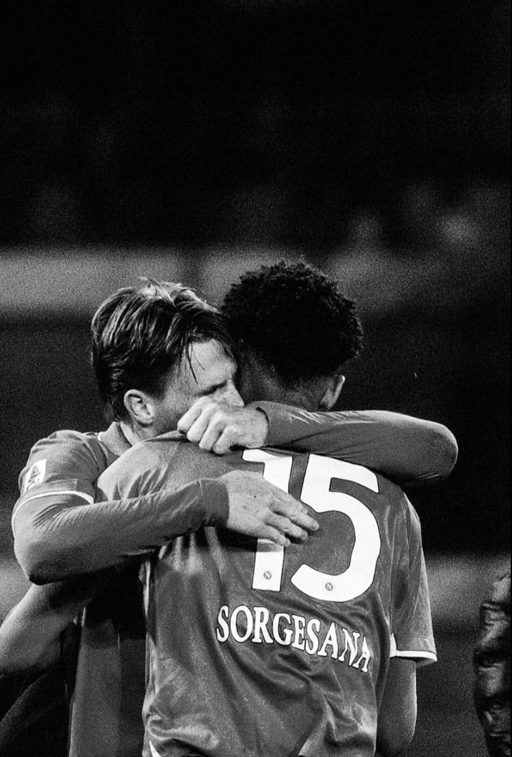 Il Napoli ha pubblicato sui suoi profili social una serie di scatti che ritraggono gli azzurri in alcuni momenti salienti del big match contro l'Inter.