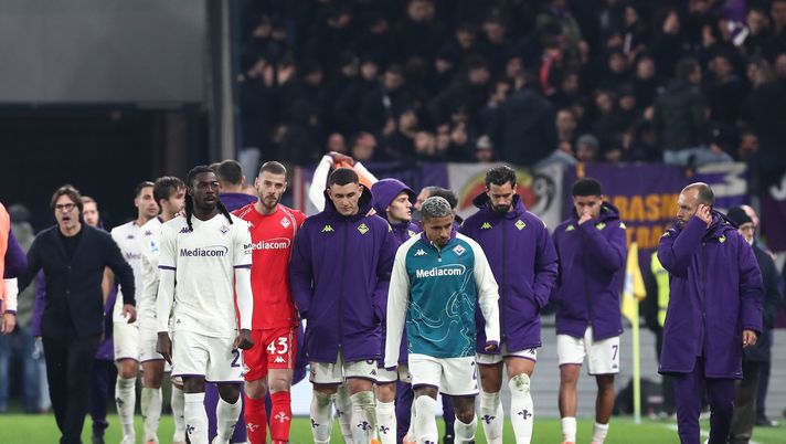BERGAMO, ITALY - NOVEMBER 30: The players of ACf Fiorentina leave the field disappointed at the end of the Serie A match between Atalanta BC and ACF Fiorentina at Gewiss Stadium on November 30, 2025 in Bergamo, Italy. (Photo by Marco Luzzani/Getty Images) Caos Fiorentina: il club condanna le minacce ai familiari dei giocatori - immagine 1