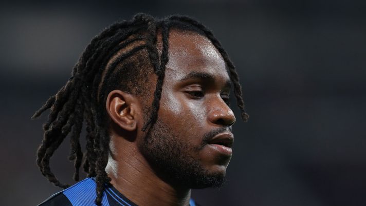 BERGAMO, ITALY - MAY 25: Ademola Lookman of Atalanta BC looks on during the Serie A match between Atalanta BC and Parma Calcio 1913 at Gewiss Stadium on May 25, 2025 in Bergamo, Italy. (Photo by Marco Luzzani/Getty Images) Juric prima ne prende 4 dal PSG e poi perdona Lookman: giocatore in gruppo - immagine 1