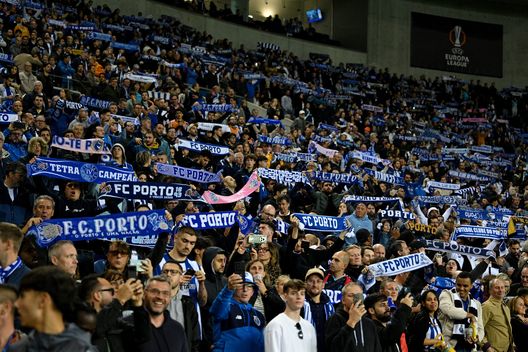 PORTO, PORTOGALLO - 24 OTTOBRE: I tifosi dell'FC Porto sugli spalti all'Estadio do Dragao. (Foto di Octavio Passos/Getty Images) Porto Benfica