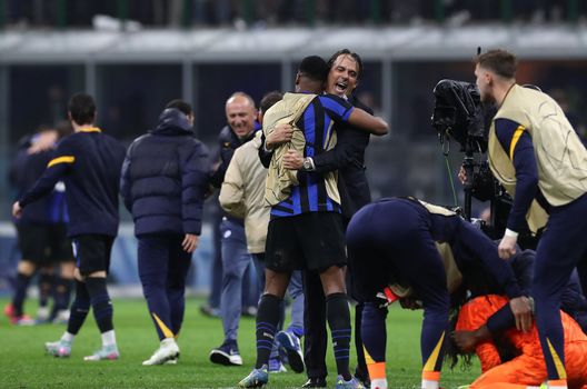 L'abbraccio tra Inzaghi e Dumfries dopo Inter-Barcellona 4-3. (Foto di Marco Luzzani/Getty Images) Inter, che spettacolo! Una notte da film nel segno di un gruppo straordinario- immagine 4
