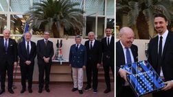 VIDEO / Scambio di doni in ambasciata: Marotta regala a Ibra la maglia con le 2 stelle