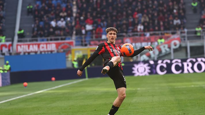 MILAN, ITALY - DECEMBER 14: Alexis Saelemaekers of AC Milan kicks the ball during the Serie A match between AC Milan and US Sassuolo Calcio at Giuseppe Meazza Stadium on December 14, 2025 in Milan, Italy. (Photo by Giuseppe Cottini/AC Milan via Getty Images) saelemaekers-età-contratto-rinnovo-milan-mercato
