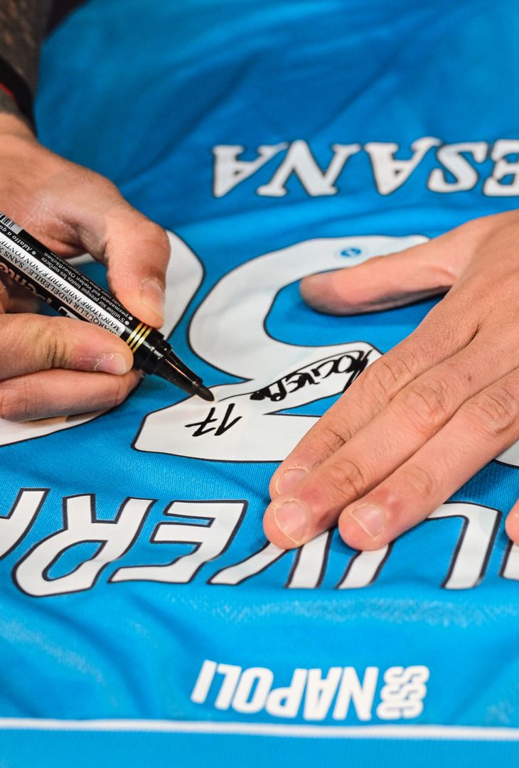 GALLERY Mathias Olivera rinnova con il Napoli: la firma tra maglia celebrativa e mate - immagine 5