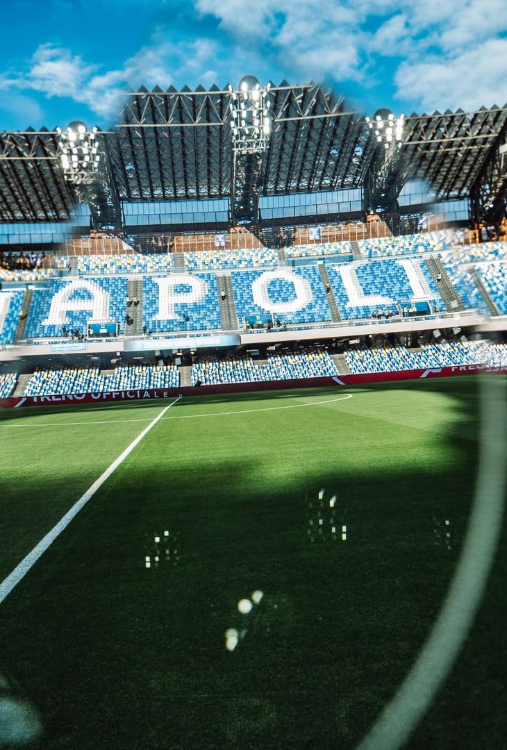 Circa un'ora separa Napoli-Cremonese dal suo fischio d'inizio. In programma alle 20:45, la gara è valevole per la 34ª giornata di Serie A. Tale scontro avrà luogo sotto i riflettori dello stadio Diego Armando Maradona, di cui l'admin dei social azzurri ha pubblicato una serie di scatti sul proprio account Instagram.