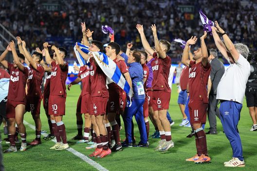 Il Lanús festeggia la conquista della Copa Sudamericana dopo una serie record di rigori- immagine 2