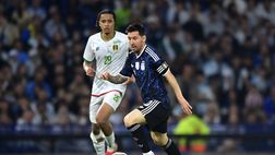 Oumar Ngom fa shopping per la Mauritiana: porta una busta con le maglie dell’Argentina ai compagni