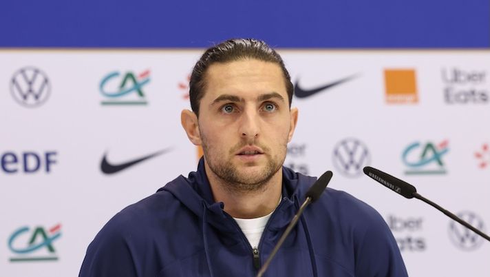 DOHA, QATAR - DECEMBER 08: Adrien Rabiot of France talks to the media during a press conference at Al Sadd SC Stadium on December 08, 2022 in Doha, Qatar. (Photo by Alexander Hassenstein/Getty Images) Milan su Rabiot, contatti con l’entourage: il Marsiglia fissa il prezzo per l’addio - immagine 1