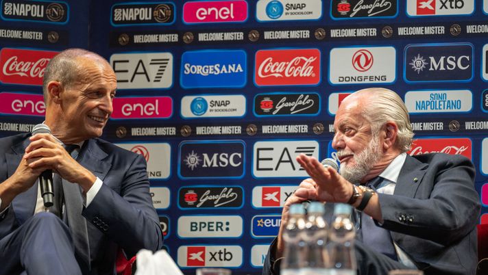 NAPLES, ITALY - JULY 14: Aurelio De Laurentiis, SSC Napoli President and Massimilano Allegri attend the new head Coach Massimilano Allegri's press conference at Teatro di San Carlo on July 14, 2026 in Naples, Italy. (Photo by SSC NAPOLI/SSC NAPOLI via Getty Images) De Laurentiis scherza con Allegri: “Ma vuoi arrivare in finale di Champions se dici…” - immagine 1