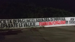 Roma, affisso striscione fuori da Trigoria: “Società di pagliacci, squadra di pipponi…”