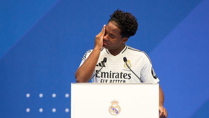 MADRID, SPAIN - JULY 27: Real Madrid new signing, Endrick Felipe is unveiled at Estadio Santiago Bernabeu on July 27, 2024 in Madrid, Spain. (Photo by Angel Martinez/Getty Images) Real Madrid, Endrick in lacrime al Bernabeu: “Non ho parole, sogno avverato” - immagine 1