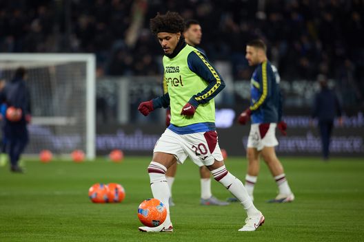 BERGAMO, ITALY - JANUARY 10: Valentino Lazaro of Torino FC warms up prior to the Serie A match between Atalanta BC and Torino FC at Gewiss Stadium on January 10, 2026 in Bergamo, Italy. (Photo by Francesco Scaccianoce/Getty Images) Atalanta-Torino, le ultime dai campi: termina il riscaldamento- immagine 2