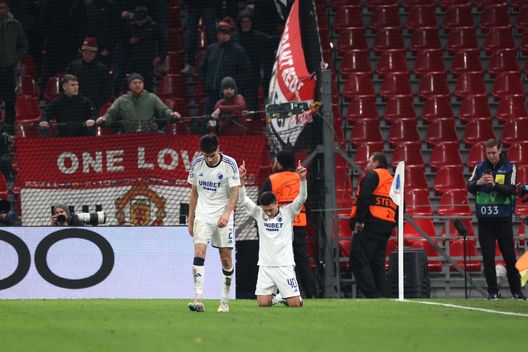 COPENHAGEN, DANIMARCA - 8 NOVEMBRE: Roony Bardghji dell'FC Copenhagen esulta dopo aver segnato il quarto gol della squadra. (Foto di Maja Hitij/Getty Images) Ufficiale, Roony Bardghji firma con il Barcellona: contratto fino al 2029- immagine 2