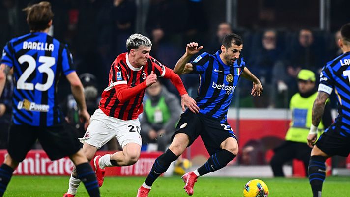 MILAN, ITALY - FEBRUARY 02: Alex Jimenez of AC Milan competes for the ball with Henrickh Mkhitaryan of FC Internazionale during the Serie A match between AC Milan and FC Internazionale at Stadio Giuseppe Meazza on February 02, 2025 in Milan, Italy. (Photo by Mattia Pistoia - Inter/Inter via Getty Images) Derby