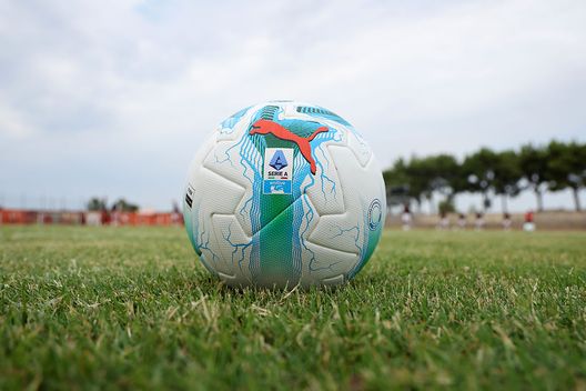 LECCE, ITALY - AUGUST 17: Official match ball of Serie A EniLive is shown prior Primavera 1 match between US Lecce U20 and AC Milan U20 at Deghi Stadium on August 17, 2025 in Lecce, Italy. (Photo by AC Milan/AC Milan via Getty Images) Troppe partite? La diatriba infinita tra calcio moderno e calcio di una volta- immagine 5
