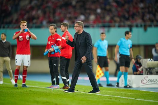 Ralf Rangnick, commissario tecnico dell’Austria, gesticola durante la partita di qualificazione a UEFA EURO 2024 tra Austria e Belgio all’Ernst Happel Stadion il 13 ottobre 2023 a Vienna, Austria. (Foto di Christian Hofer/Getty Images) Ralf Rangnick operato d’urgenza in seguito a complicazioni- immagine 2