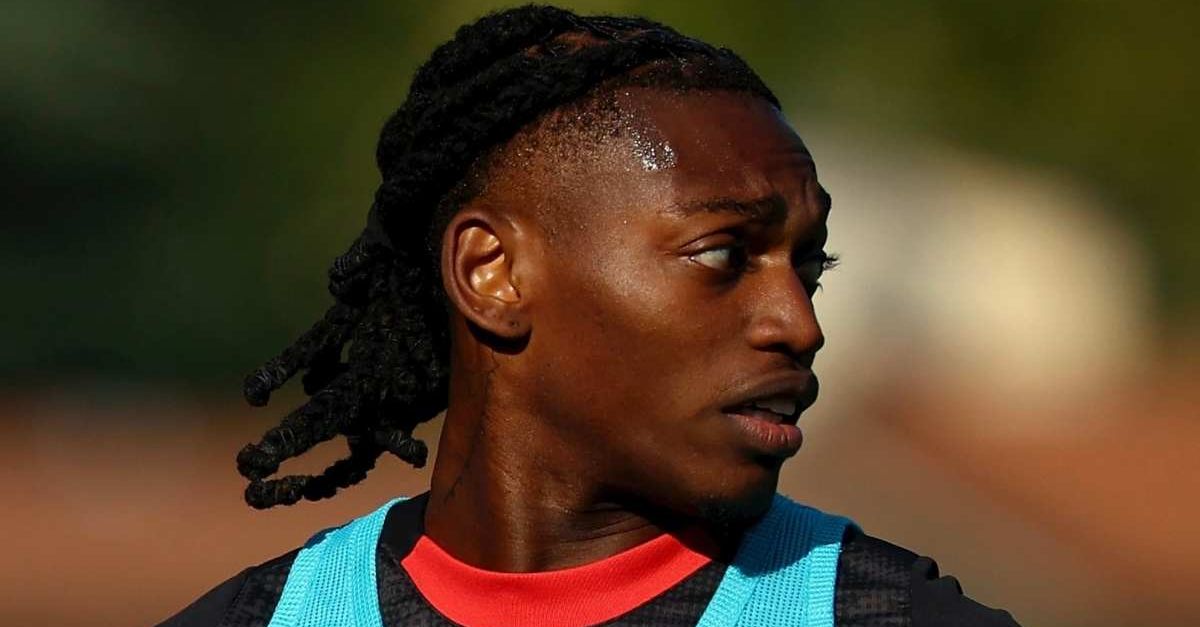 Juventus Milan, poche chance che giochi Leao titolare. Intanto però si è rifatto l’acconciatura