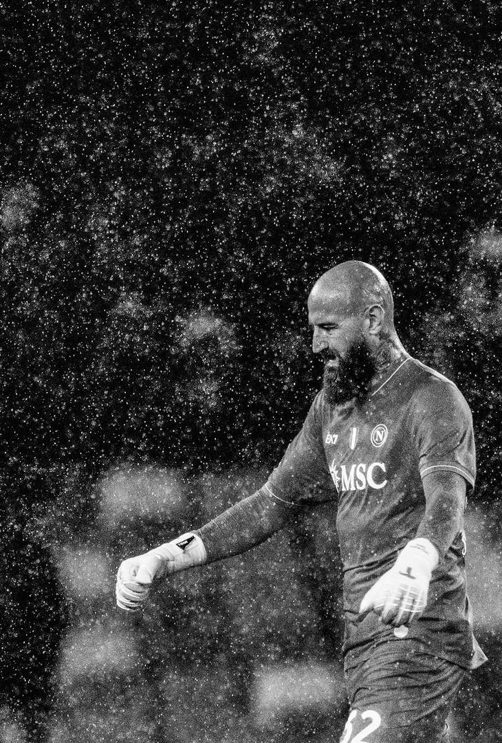 La poca ferocia del primo tempo e la cosiddetta 'cazzimma' mostra nella ripresa: due facce della stessa medaglia che compongono il riassunto 'in bianco e nero' di Napoli-Hellas Verona realizzato dall'admin dell'account Instagram della compagine partenopea.