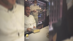 VIDEO – Totti a Tokyo: arriva il cameriere cantando un coro. E lui se la ride