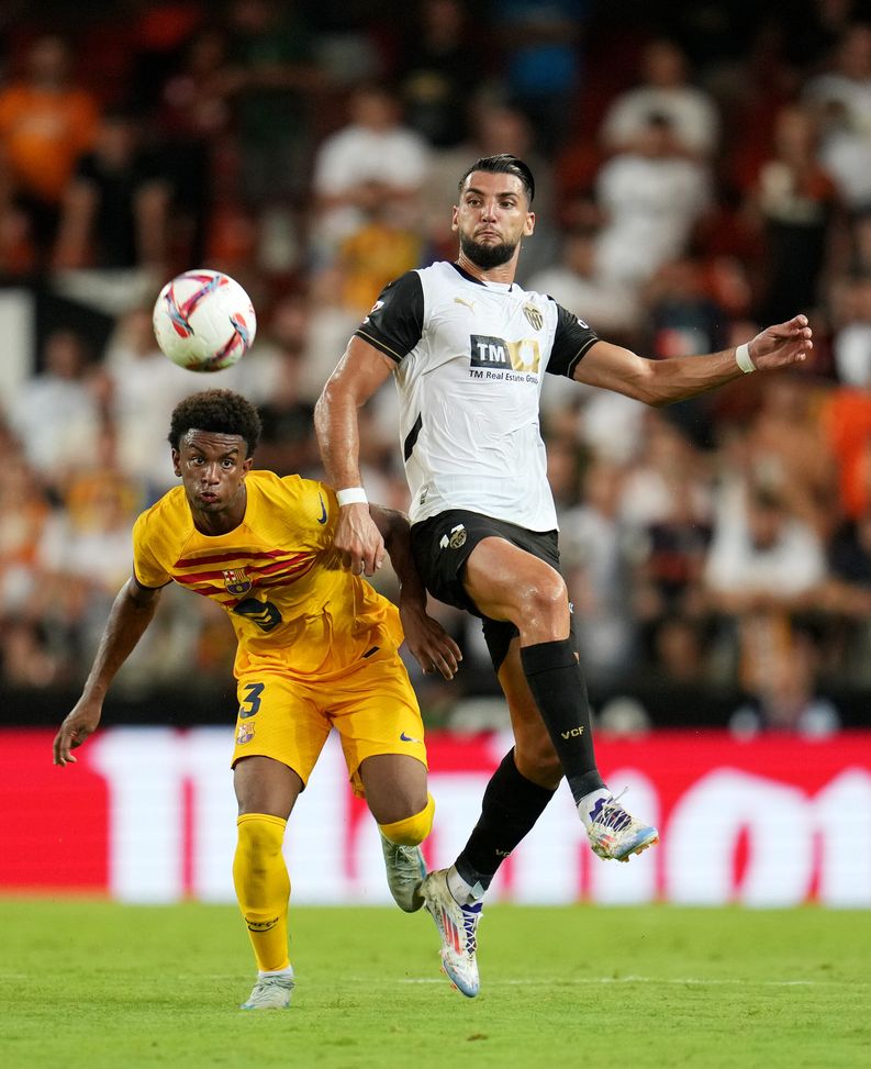 VALENCIA, SPAIN - AUGUST 17: Alejandro Balde of FC Barcelona and Rafa Mir of Valencia CF battle for possession during the La Liga match between Valencia CF and FC Barcelona at Estadio Mestalla on August 17, 2024 in Valencia, Spain. (Photo by Aitor Alcalde/Getty Images) Valencia, accusato di violenza sessuale: Rafa Mir è stato arrestato- immagine 2
