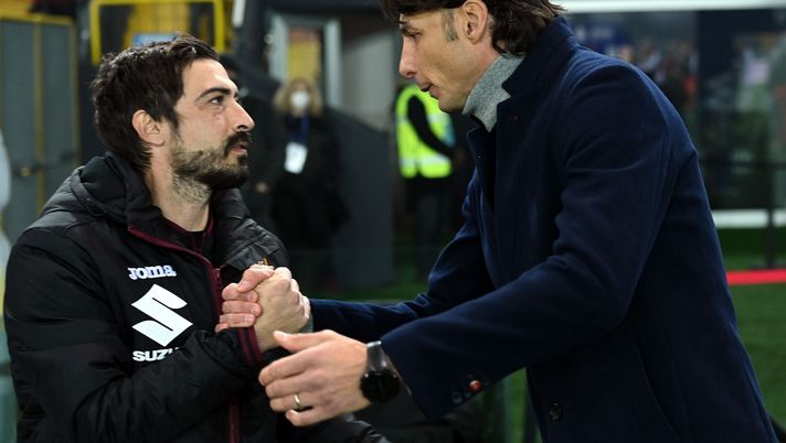UDINE, ITALY - FEBRUARY 06:Matteo Paro second coach of Torino FC shankes hands with Gabriele Cioffi head coach of Udinese Calcio during the Serie A match between Udinese Calcio and Torino FC at Dacia Arena on February 06, 2022 in Udine, Italy. (Photo by Alessandro Sabattini/Getty Images) Cioffi non fa giocare il Torino. E Juric-Paro si limitano a due sostituzioni - immagine 1