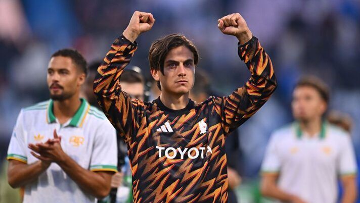 SASSUOLO, ITALY - OCTOBER 26: Paulo Dybala of AS Roma celebrates during the Serie A match between US Sassuolo Calcio and AS Roma at Mapei Stadium Citta del Tricolore on October 26, 2025 in Sassuolo, Italy. (Photo by Alessandro Sabattini/Getty Images) ULTIM’ORA – Roma, novità per Dybala e Bailey: oggi si sono allenati parzialmente in gruppo - immagine 1