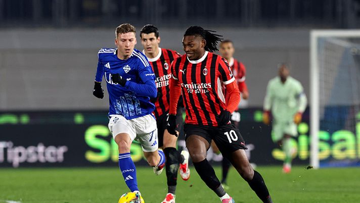 COMO, ITALY - JANUARY 14: Ignace Van Der Brempt of Como competes for the ball with Rafael Leao of AC Milan during the Serie A match between Como and AC Milan at Stadio G. Sinigaglia on January 14, 2025 in Como, Italy. (Photo by Claudio Villa/AC Milan via Getty Images)  I cross liftati nel vuoto di Leao: tanti col Cagliari, zero a Como… - immagine 1