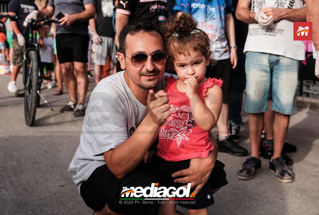 FOTO Palermo, le impronte rosa sul murales del ‘Renzo Barbera’ (Gallery) - immagine 63