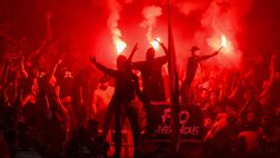 VIDEO – Festa folle a Parigi per la Champions: auto in fiamme e 2 morti