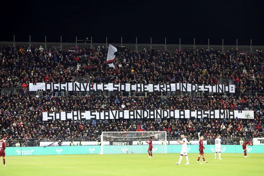 FOTO Cagliari, lo striscione da brividi dei tifosi rossoblù per ricordare Riva- immagine 2