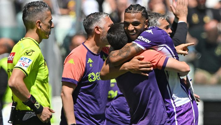 TURIN, ITALY - MAY 17: Cher Ndour of ACF Fiorentina celebrates goal with teammates during the Serie A match between Juventus FC and ACF Fiorentina at Allianz Stadium on May 17, 2026 in Turin, Italy. (Photo by Chris Ricco/Getty Images) Nazione si esalta: “Concreta, lucida e brillante. Fiorentina modello Champions!” - immagine 1