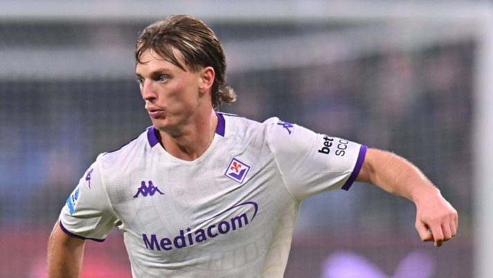 SASSUOLO, ITALY - DECEMBER 06: Albert Gudmundsson of ACF Fiorentina during the Serie A match between US Sassuolo Calcio and ACF Fiorentina at Mapei Stadium Citta del Tricolore on December 06, 2025 in Sassuolo, Italy. (Photo by Alessandro Sabattini/Getty Images) Cecchi su Gudmundsson: “Certe dichiarazioni screditano i compagni” - immagine 1