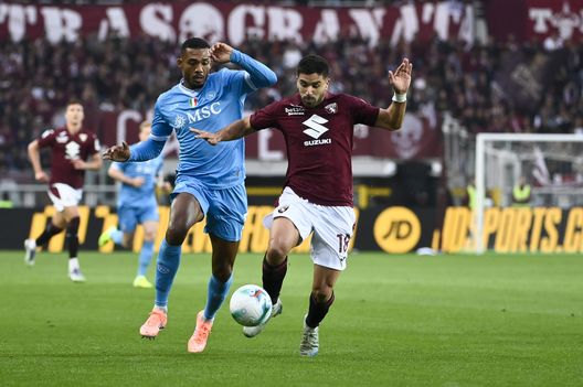 TURIN, ITALY - OCTOBER 19: Giovanni Simeone of Torino FC in action during the Serie A match between Torino FC and SSC Napoli at Stadio Olimpico Grande Torino on October 19, 2025 in Turin, Italy. (Photo by Stefano Guidi - Torino FC/Torino FC 1906 via Getty Images) Simeone non esulta, i tifosi non ci fanno caso. A Quagliarella andò diversamente- immagine 2