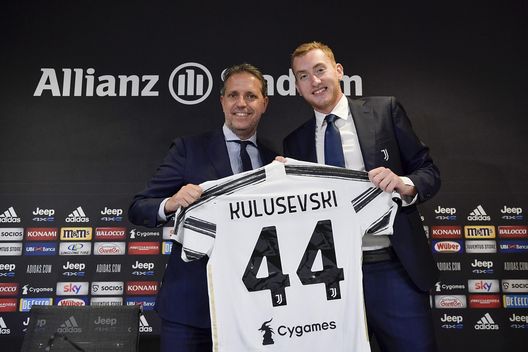 TURIN, ITALY - SEPTEMBER 18: Juventus player Dejan Kulusevski with Fabio Paratici during the unveiling press conference at Allianz Stadium on September 18, 2020 in Turin, Italy. (Photo by Daniele Badolato - Juventus FC/Juventus FC via Getty Images)