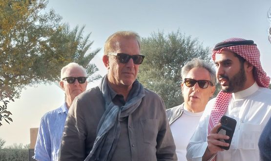 FOTO VN – Sorpresa in Arabia: c’è Kevin Costner nella sede della Supercoppa - immagine 1