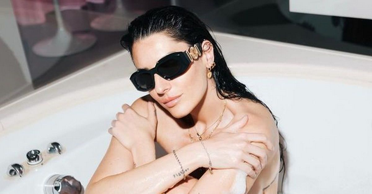 Valentina Vignali lascia senza fiato: nuda e insaponata nella vasca di un hotel