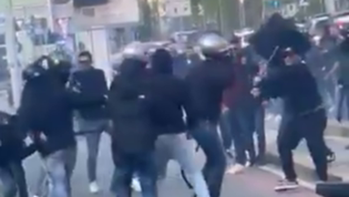 VIDEO Genoa-Cagliari, pesanti scontri tra le due tifoserie nei pressi del Ferraris - immagine 1