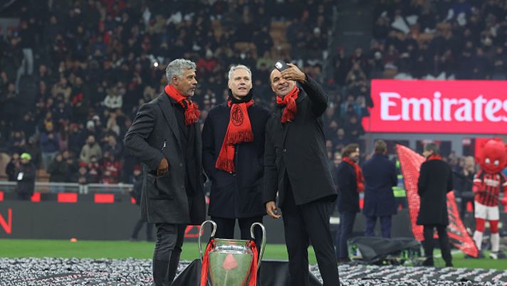 MILAN, ITALY - DECEMBER 15: Frank Rijkaard, Marco van Basten and Ruud Gullit celebrate 125 years of Milan during the Serie A match between AC Milan and Genoa at Stadio Giuseppe Meazza on December 15, 2024 in Milan, Italy. (Photo by Claudio Villa/AC Milan via Getty Images) Il gusto del bello: ecco il “marchio a fuoco” del Milan - immagine 1