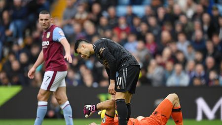 BIRMINGHAM, ENGLAND - FEBRUARY 18: Gabriel Martinelli of Arsenal helps up Emiliano Martinez of Aston Villa during the Premier League match between Aston Villa and Arsenal FC at Villa Park on February 18, 2023 in Birmingham, England. (Photo by Shaun Botterill/Getty Images)