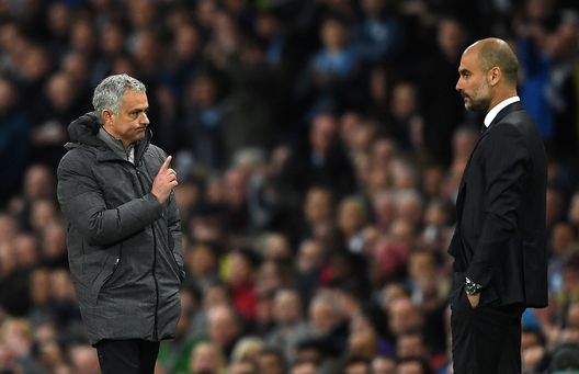 José Mourinho, allenatore del Manchester United (a sinistra), e Josep Guardiola, allenatore del Manchester City (a destra), durante la partita di Premier League tra Manchester City e Manchester United allo stadio Etihad, il 27 aprile 2017 a Manchester, Inghilterra.(Foto di Laurence Griffiths/Getty Images) Benfica ai playoff di Champions, Guardiola elogia Mourinho: “Il portiere in area è geniale”- immagine 2