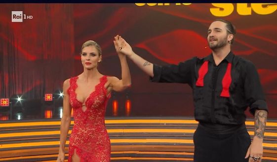Screen Rai1 Selvaggia Lucarelli a Martina Colombari: “Mortacci, hai sposato il calciatore dei miei sogni”- immagine 2