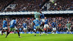 Scozia, caos all’Old Firm: rissa in campo tra tifosi di Rangers e Celtic