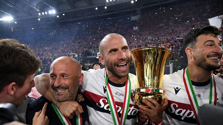 ROME, ITALY - MAY 14: Vincenzo Italiano, Head Coach of Bologna, and Lorenzo De Silvestri of Bologna celebrate with the Coppa Italia trophy after the team's victory in the Coppa Italia Final match between AC Milan and Bologna at Stadio Olimpico on May 14, 2025 in Rome, Italy. (Photo by Marco Rosi/Getty Images) Italiano