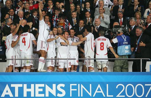 ATHENS, GREECE - MAY 23: Milan players celebrate with the trophy following their 2-1 victory during the UEFA Champions League Final match between Liverpool and AC Milan at the Olympic Stadium on May 23, 2007 in Athens, Greece. (Photo by Jamie McDonald/Getty Images) Milan e Liverpool: dopo Istanbul c’è sempre Atene- immagine 17