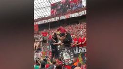 VIDEO / Xabi Alonso si arrampica per festeggiare con gli ultras