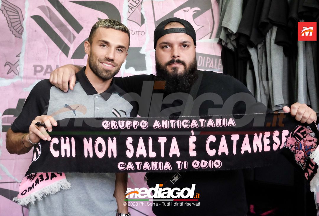 FOTO PALERMO: Federico Di Francesco scatta selfie con i tifosi allo store (GALLERY) - immagine 26