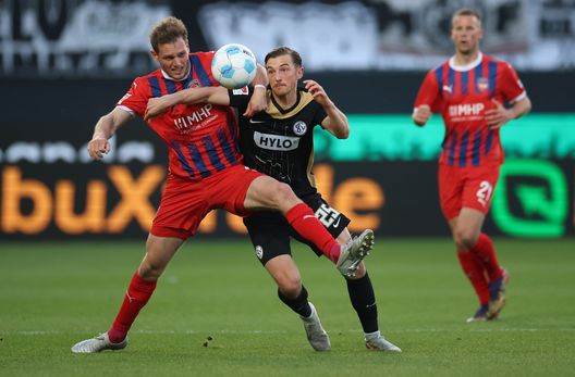 Heindeheim, Germania - 22 maggio 2025: Tim Siersleben dell'Heidenheim e Lukas Petkov dell'Elvesberg. (Foto di Alex Grimm/Getty Images) Elversberg Heidenheim dove vedere
