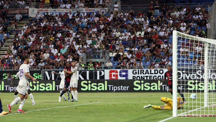 CAGLIARI, ITALY - AUGUST 24: Sebastiano Luperto of Cagliari scores his goal 1-1 during the Serie A match between Cagliari Calcio and ACF Fiorentina at Stadio Sant'Elia on August 24, 2025 in Cagliari, Italy. (Photo by Enrico Locci/Getty Images) Serie A, la prima in trasferta si conferma ostica per la Fiorentina - immagine 1